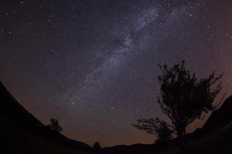 Perzeidi, poznati i kao Suze Svetog Lovre su jedan od najljepših i najaktivnijih pljuskova meteora tijekom godine. Na nebu se mogu vidjeti već ovih noći, a vrhunac aktivnosti očekuje se u satima pred svitanje 13. kolovoza.  Meteori su zaostali za kometom Swift-Tuttle koji kroz Sunčev sustav prolazi svake 133 godine.  Zemlja svake godine između  25. srpnja i 20. kolovoza prolazi kroz taj trag.