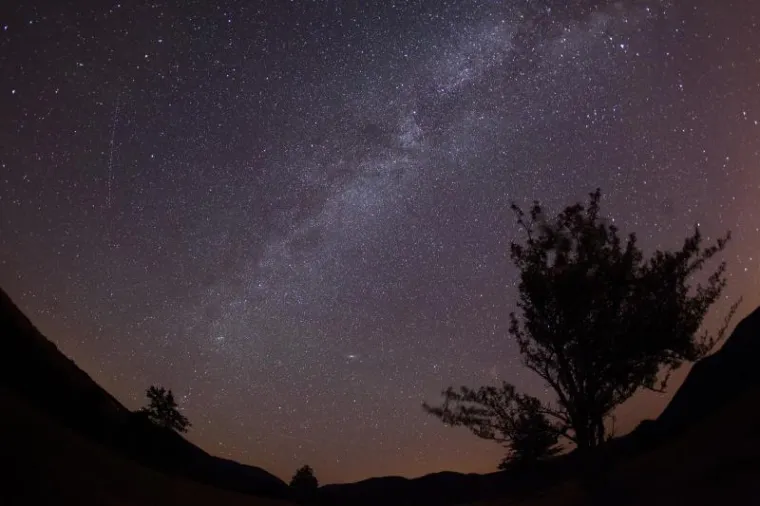 Perzeidi, poznati i kao Suze Svetog Lovre su jedan od najljepših i najaktivnijih pljuskova meteora tijekom godine. Na nebu se mogu vidjeti već ovih noći, a vrhunac aktivnosti očekuje se u satima pred svitanje 13. kolovoza.  Meteori su zaostali za kometom Swift-Tuttle koji kroz Sunčev sustav prolazi svake 133 godine.  Zemlja svake godine između  25. srpnja i 20. kolovoza prolazi kroz taj trag.