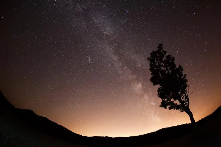 Perzeidi, poznati i kao Suze Svetog Lovre su jedan od najljepših i najaktivnijih pljuskova meteora tijekom godine. Na nebu se mogu vidjeti već ovih noći, a vrhunac aktivnosti očekuje se u satima pred svitanje 13. kolovoza.  Meteori su zaostali za kometom Swift-Tuttle koji kroz Sunčev sustav prolazi svake 133 godine.  Zemlja svake godine između  25. srpnja i 20. kolovoza prolazi kroz taj trag.