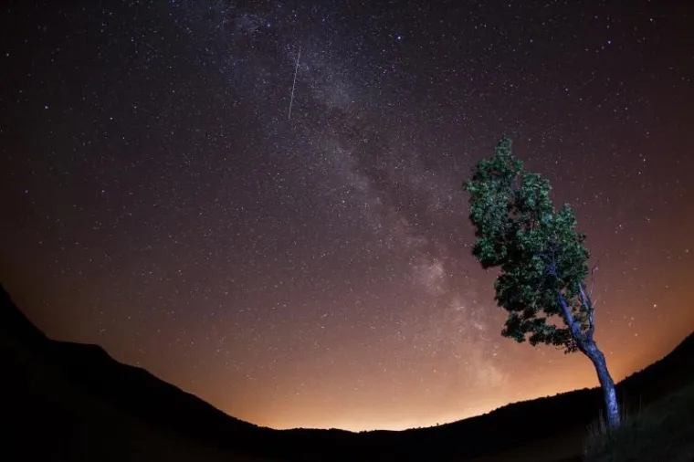 Perzeidi, poznati i kao Suze Svetog Lovre su jedan od najljep&scaron;ih i najaktivnijih pljuskova meteora tijekom godine. Na nebu se mogu vidjeti već ovih noći, a vrhunac aktivnosti očekuje se u satima pred svitanje 13. kolovoza.  Meteori su zaostali za kometom Swift-Tuttle koji kroz Sunčev sustav prolazi svake 133 godine.  Zemlja svake godine između  25. srpnja i 20. kolovoza prolazi kroz taj trag.