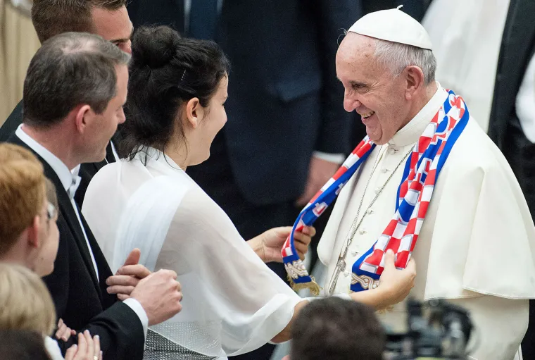 Papa Franjo s hrvatskim &scaron;alom oko vrata pozdravljao mlade bračne parove