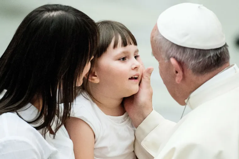 Papa Franjo s hrvatskim &scaron;alom oko vrata pozdravljao mlade bračne parove