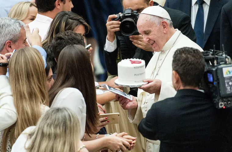 Papa Franjo s hrvatskim &scaron;alom oko vrata pozdravljao mlade bračne parove