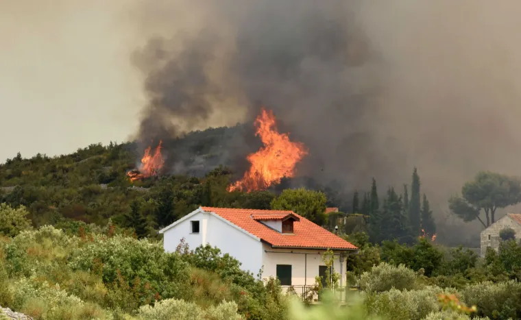 Veliki požar u zaleđu Vodica: vatra zaprijetila kućama