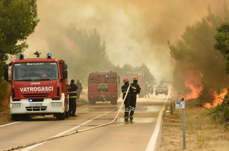 Veliki požar u zaleđu Vodica: vatra zaprijetila kućama