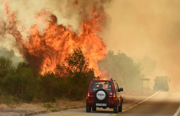 Veliki požar u zaleđu Vodica: vatra zaprijetila kućama