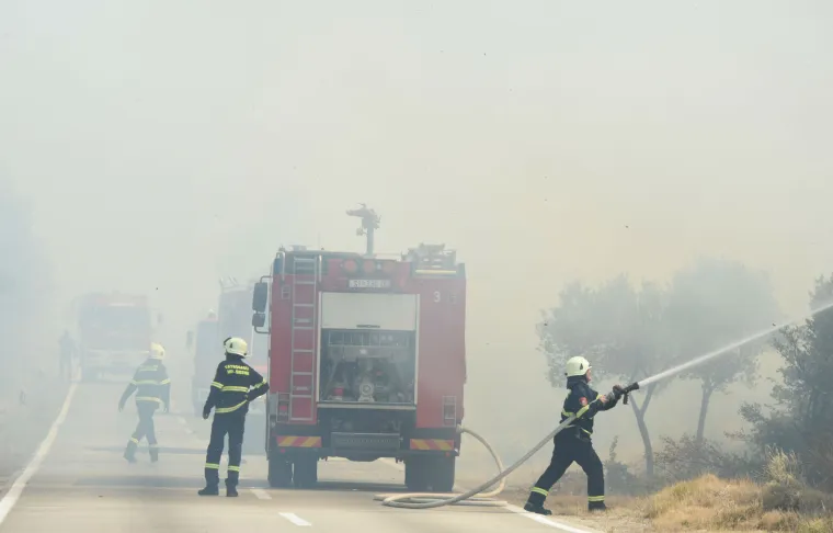 Veliki požar u zaleđu Vodica: vatra zaprijetila kućama