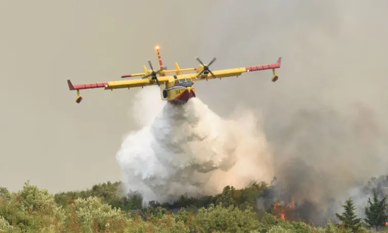 Veliki požar u zaleđu Vodica: vatra zaprijetila kućama
