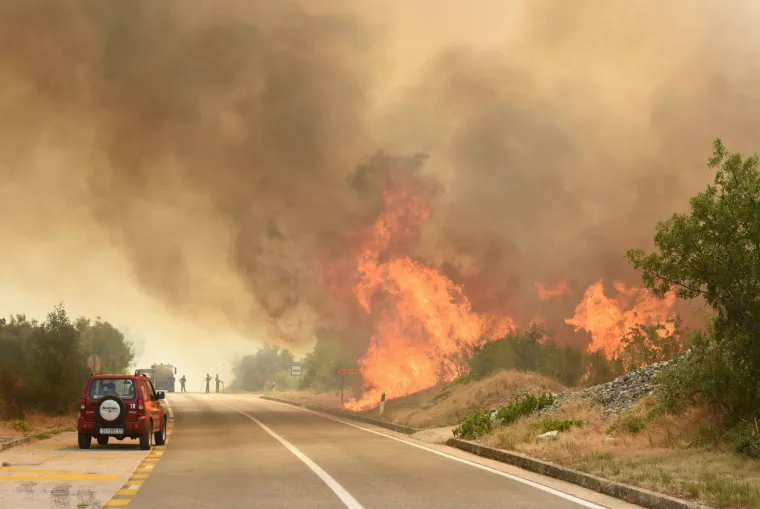 Veliki požar u zaleđu Vodica: vatra zaprijetila kućama