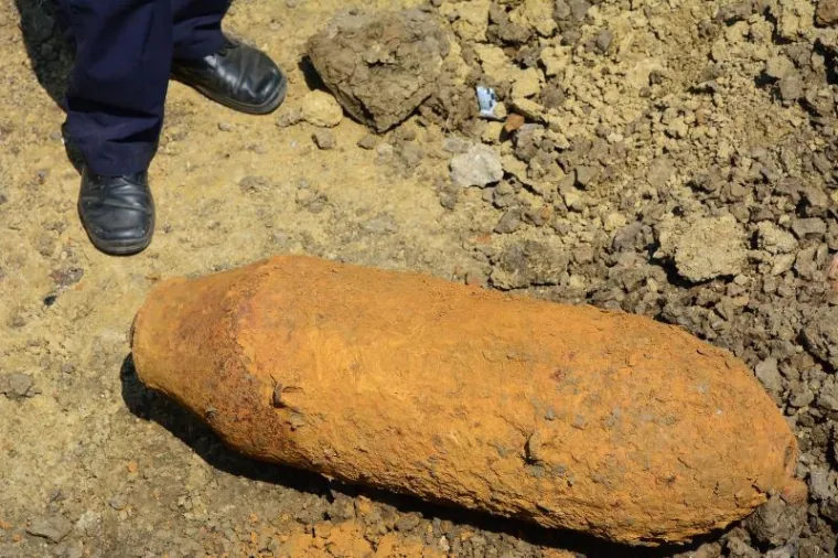 U vodozaštitnoj zoni crpilita Jelas, stotinjak metara od kuća u Ulici sv. Nikole Tavelića pronađena je bomba koja potječe iz II. svjetskog rata, američke proizvodnje, težine oko 120 kilograma. Zaostala avionska bomba otkrivena je tijekom izvođenja građevinskih radova. Na bombu su oko 14,25 sati naišli djelatnici tvrtke Brodska Posavina, a policija je osigurala mjesto pronalaska.