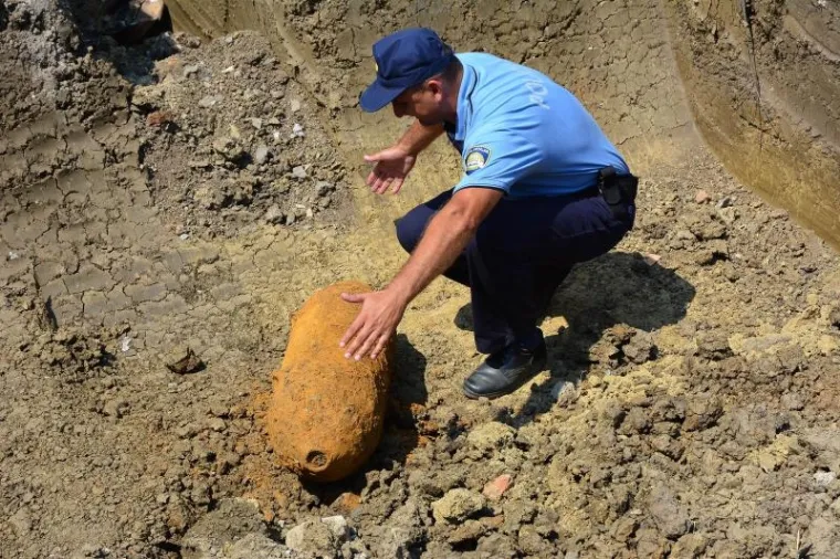 U vodozaštitnoj zoni crpilita Jelas, stotinjak metara od kuća u Ulici sv. Nikole Tavelića pronađena je bomba koja potječe iz II. svjetskog rata, američke proizvodnje, težine oko 120 kilograma. Zaostala avionska bomba otkrivena je tijekom izvođenja građevinskih radova. Na bombu su oko 14,25 sati naišli djelatnici tvrtke Brodska Posavina, a policija je osigurala mjesto pronalaska.