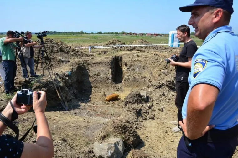 U vodozaštitnoj zoni crpilita Jelas, stotinjak metara od kuća u Ulici sv. Nikole Tavelića pronađena je bomba koja potječe iz II. svjetskog rata, američke proizvodnje, težine oko 120 kilograma. Zaostala avionska bomba otkrivena je tijekom izvođenja građevinskih radova. Na bombu su oko 14,25 sati naišli djelatnici tvrtke Brodska Posavina, a policija je osigurala mjesto pronalaska.