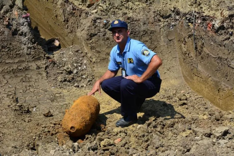 U vodozaštitnoj zoni crpilita Jelas, stotinjak metara od kuća u Ulici sv. Nikole Tavelića pronađena je bomba koja potječe iz II. svjetskog rata, američke proizvodnje, težine oko 120 kilograma. Zaostala avionska bomba otkrivena je tijekom izvođenja građevinskih radova. Na bombu su oko 14,25 sati naišli djelatnici tvrtke Brodska Posavina, a policija je osigurala mjesto pronalaska.