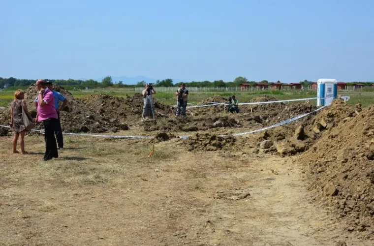U vodozaštitnoj zoni crpilita Jelas, stotinjak metara od kuća u Ulici sv. Nikole Tavelića pronađena je bomba koja potječe iz II. svjetskog rata, američke proizvodnje, težine oko 120 kilograma. Zaostala avionska bomba otkrivena je tijekom izvođenja građevinskih radova. Na bombu su oko 14,25 sati naišli djelatnici tvrtke Brodska Posavina, a policija je osigurala mjesto pronalaska.