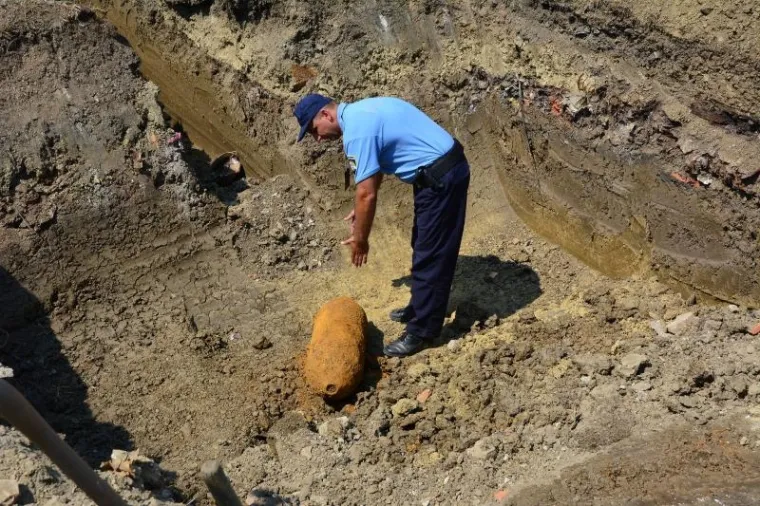 U vodozaštitnoj zoni crpilita Jelas, stotinjak metara od kuća u Ulici sv. Nikole Tavelića pronađena je bomba koja potječe iz II. svjetskog rata, američke proizvodnje, težine oko 120 kilograma. Zaostala avionska bomba otkrivena je tijekom izvođenja građevinskih radova. Na bombu su oko 14,25 sati naišli djelatnici tvrtke Brodska Posavina, a policija je osigurala mjesto pronalaska.