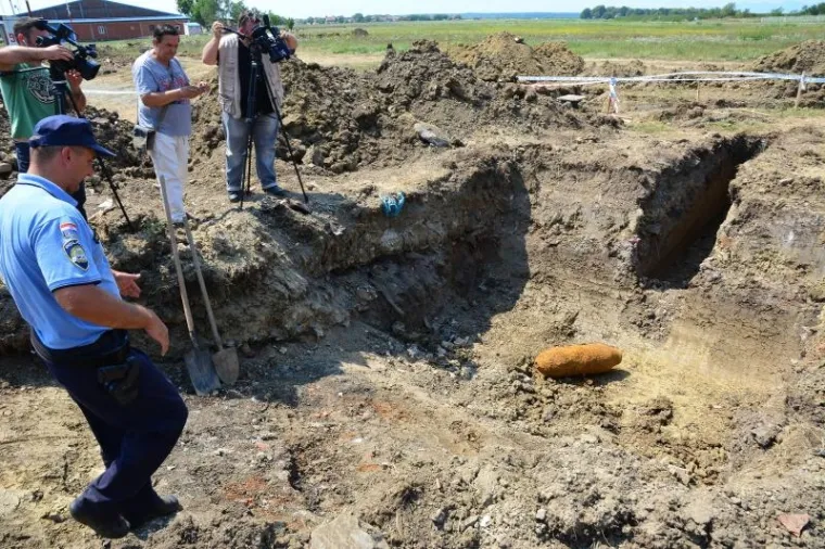 U vodoza&scaron;titnoj zoni crpilita Jelas, stotinjak metara od kuća u Ulici sv. Nikole Tavelića pronađena je bomba koja potječe iz II. svjetskog rata, američke proizvodnje, težine oko 120 kilograma. Zaostala avionska bomba otkrivena je tijekom izvođenja građevinskih radova. Na bombu su oko 14,25 sati nai&scaron;li djelatnici tvrtke Brodska Posavina, a policija je osigurala mjesto pronalaska.