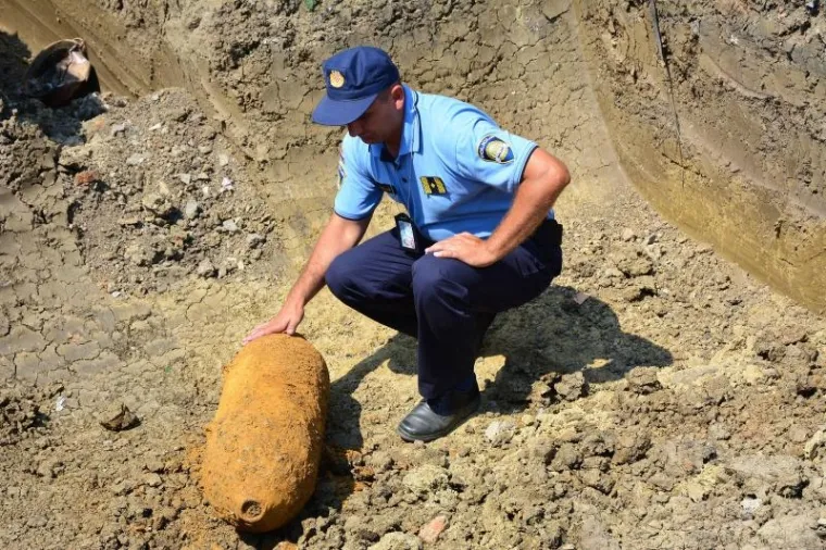 U vodoza&scaron;titnoj zoni crpilita Jelas, stotinjak metara od kuća u Ulici sv. Nikole Tavelića pronađena je bomba koja potječe iz II. svjetskog rata, američke proizvodnje, težine oko 120 kilograma. Zaostala avionska bomba otkrivena je tijekom izvođenja građevinskih radova. Na bombu su oko 14,25 sati nai&scaron;li djelatnici tvrtke Brodska Posavina, a policija je osigurala mjesto pronalaska.