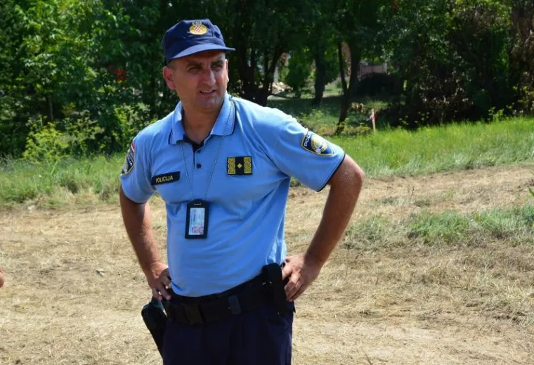 U vodoza&scaron;titnoj zoni crpilita Jelas, stotinjak metara od kuća u Ulici sv. Nikole Tavelića pronađena je bomba koja potječe iz II. svjetskog rata, američke proizvodnje, težine oko 120 kilograma. Zaostala avionska bomba otkrivena je tijekom izvođenja građevinskih radova. Na bombu su oko 14,25 sati nai&scaron;li djelatnici tvrtke Brodska Posavina, a policija je osigurala mjesto pronalaska.