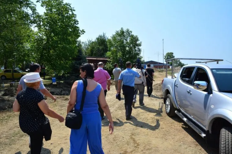 U vodoza&scaron;titnoj zoni crpilita Jelas, stotinjak metara od kuća u Ulici sv. Nikole Tavelića pronađena je bomba koja potječe iz II. svjetskog rata, američke proizvodnje, težine oko 120 kilograma. Zaostala avionska bomba otkrivena je tijekom izvođenja građevinskih radova. Na bombu su oko 14,25 sati nai&scaron;li djelatnici tvrtke Brodska Posavina, a policija je osigurala mjesto pronalaska.