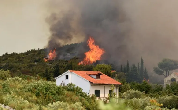 POŽAR U ZALEĐU VODICA: Vatra se opasno približila kućama