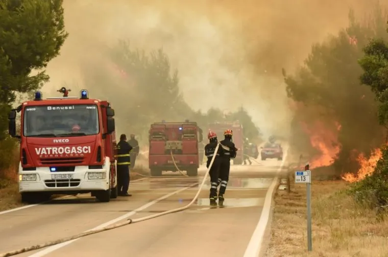 POŽAR U ZALEĐU VODICA: Vatra se opasno približila kućama
