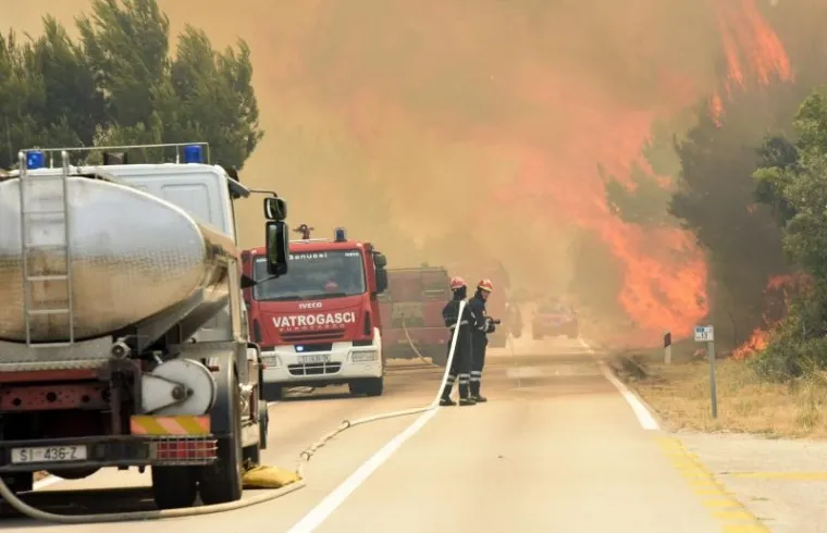 POŽAR U ZALEĐU VODICA: Vatra se opasno približila kućama