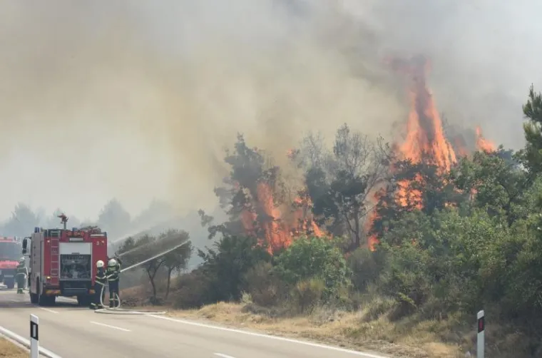 POŽAR U ZALEĐU VODICA: Vatra se opasno približila kućama