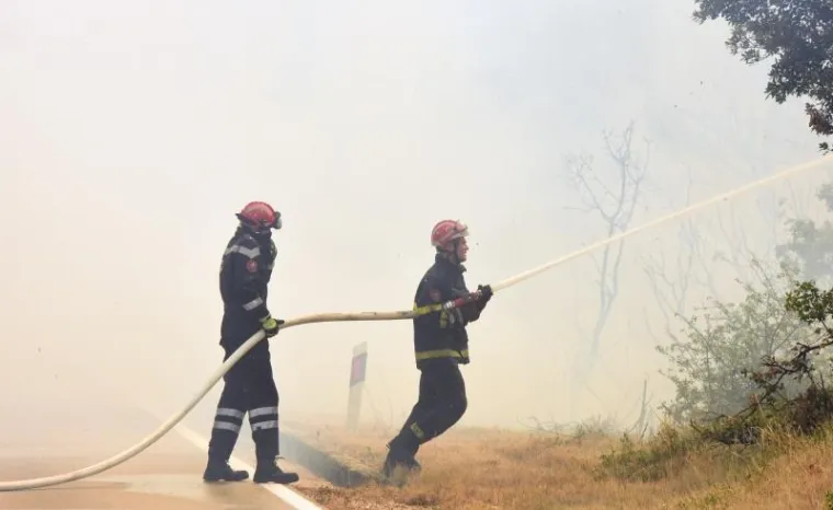 POŽAR U ZALEĐU VODICA: Vatra se opasno približila kućama