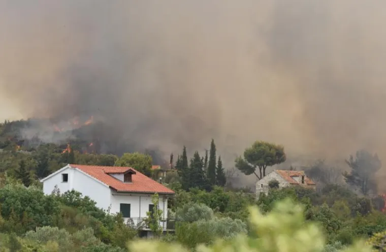 POŽAR U ZALEĐU VODICA: Vatra se opasno približila kućama
