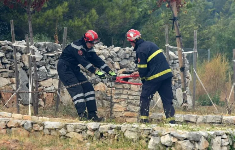POŽAR U ZALEĐU VODICA: Vatra se opasno približila kućama