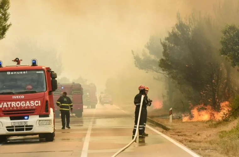POŽAR U ZALEĐU VODICA: Vatra se opasno približila kućama