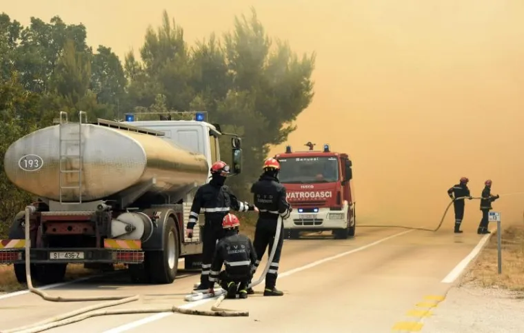 POŽAR U ZALEĐU VODICA: Vatra se opasno približila kućama