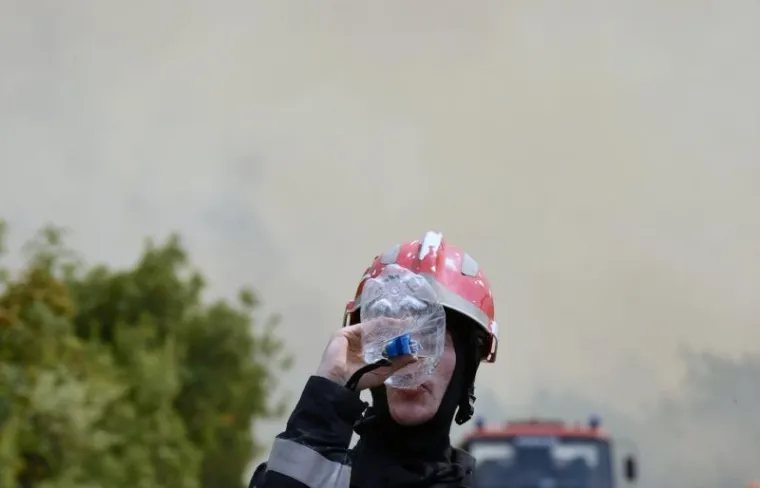 POŽAR U ZALEĐU VODICA: Vatra se opasno približila kućama