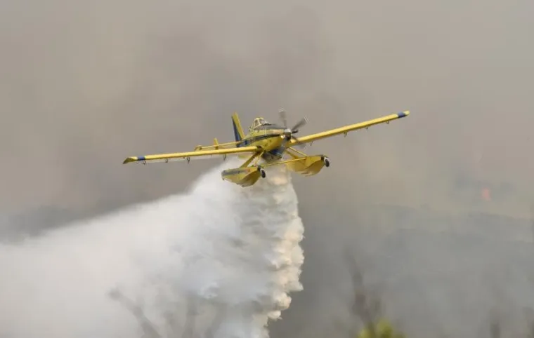 POŽAR U ZALEĐU VODICA: Vatra se opasno približila kućama