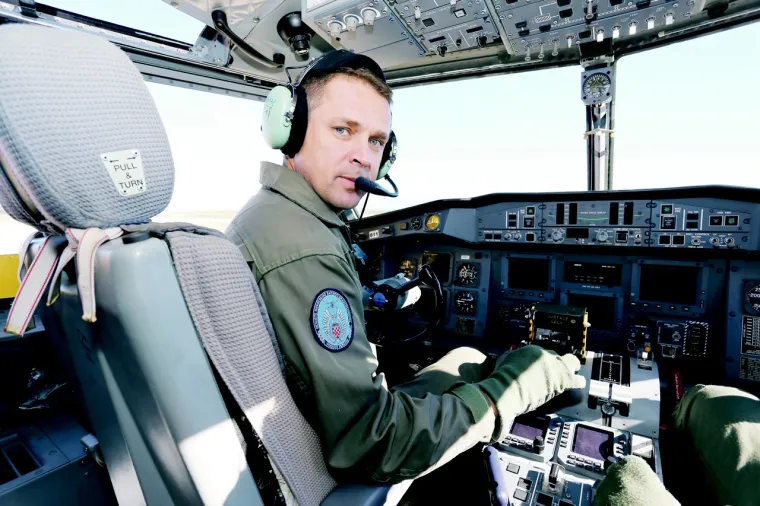 Bojnik Ivan Markač kapetan je posade Canadaira CL-415 stacioniranog u zrakoplovnoj vojnoj bazi Zemunik pored Zadra.