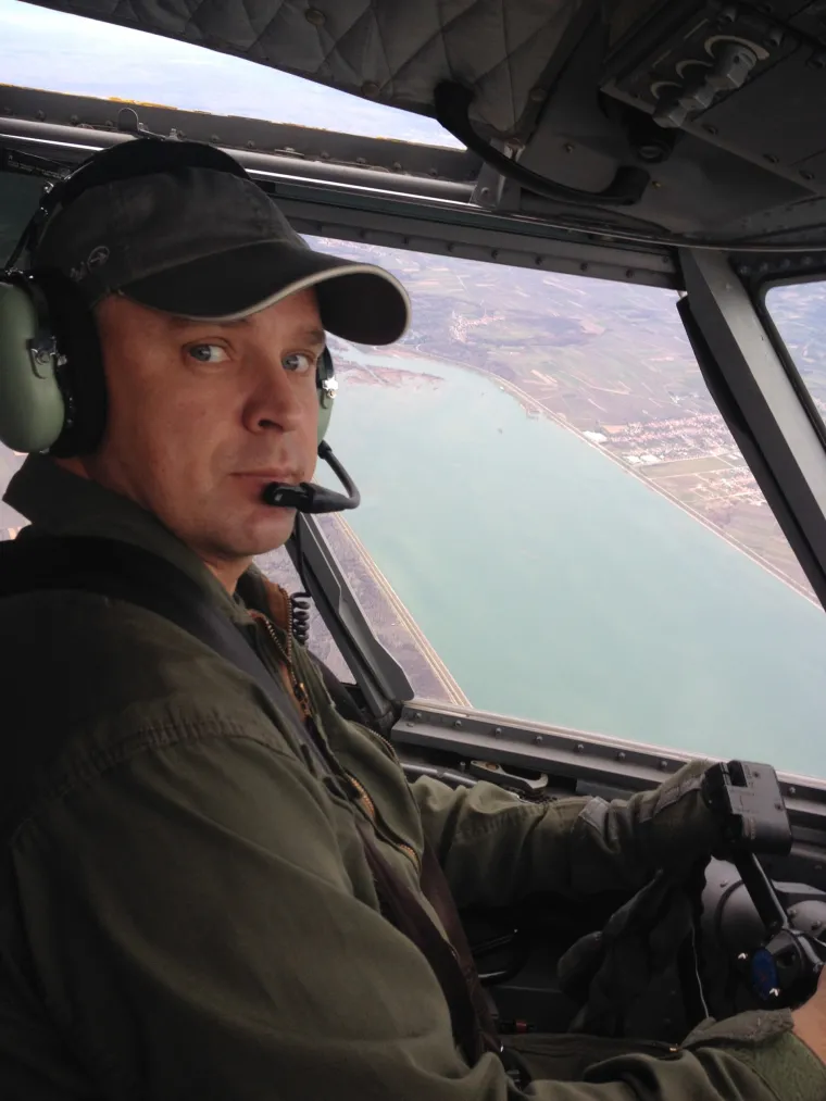 Do danas je skupio oko dvije i pol tisuće sati letenja na kanaderu, baciv&scaron;i pritom vi&scaron;e od 18 tisuća &ldquo;vodenih bombi&rdquo;.