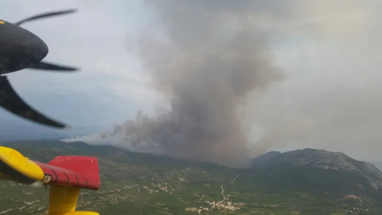 Svaki pilot ima svoju tehniku uzimanja i bacanja vode koja se, u principu, razlikuju samo u detaljima.