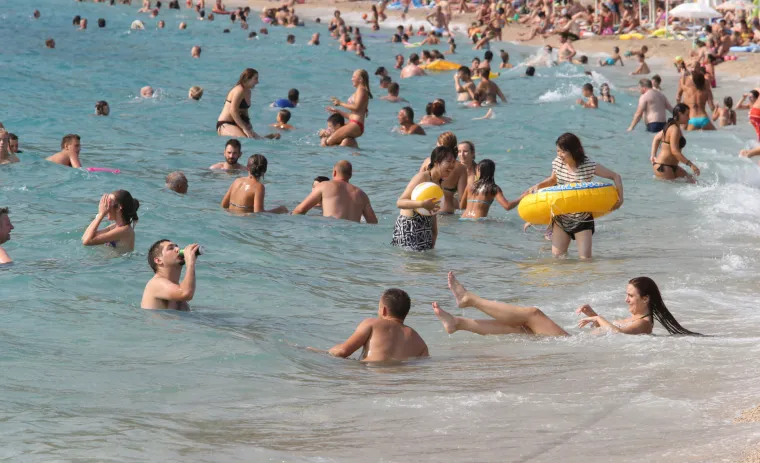 Kupači i kupačice uživaju na najpoznatijoj hrvatskoj plaži