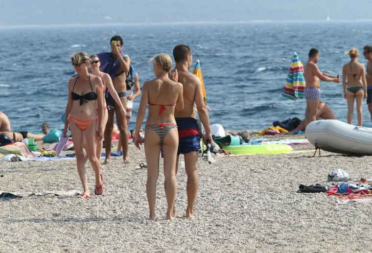 Kupači i kupačice uživaju na najpoznatijoj hrvatskoj plaži