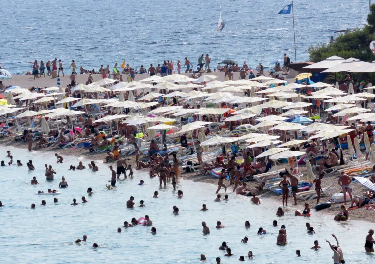 Kupači i kupačice uživaju na najpoznatijoj hrvatskoj plaži