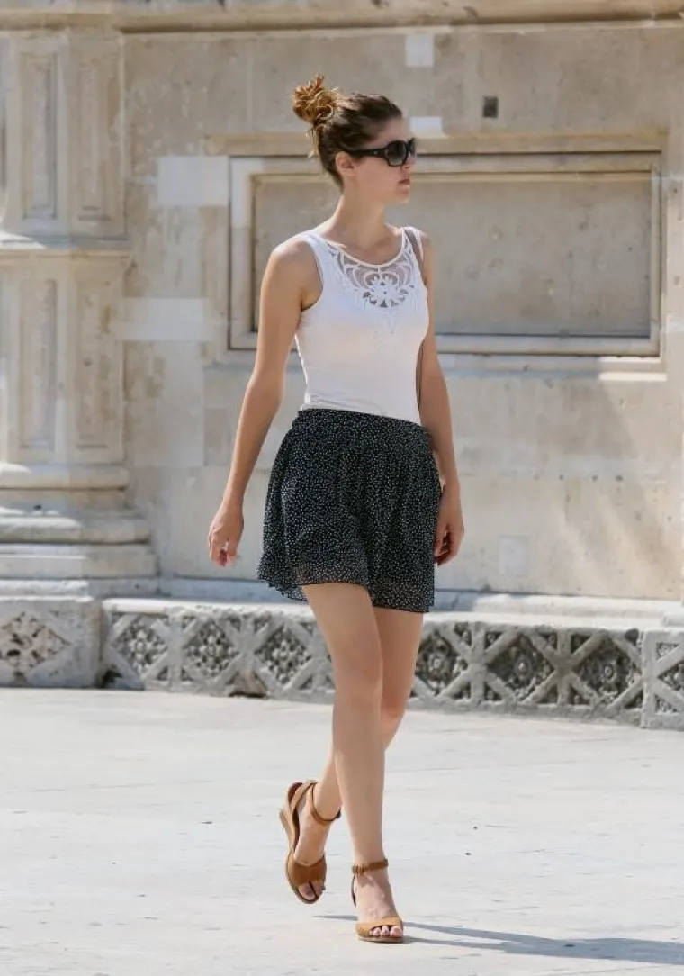 Djevojke u ljetnim haljinama pro&scaron;etale gradom.