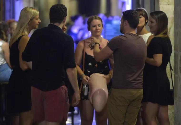 Mladenka prošetala Dubrovnikom s ogromnim, gumenim penisom