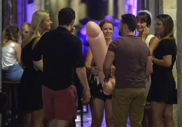 Mladenka pro&scaron;etala Dubrovnikom s ogromnim, gumenim penisom