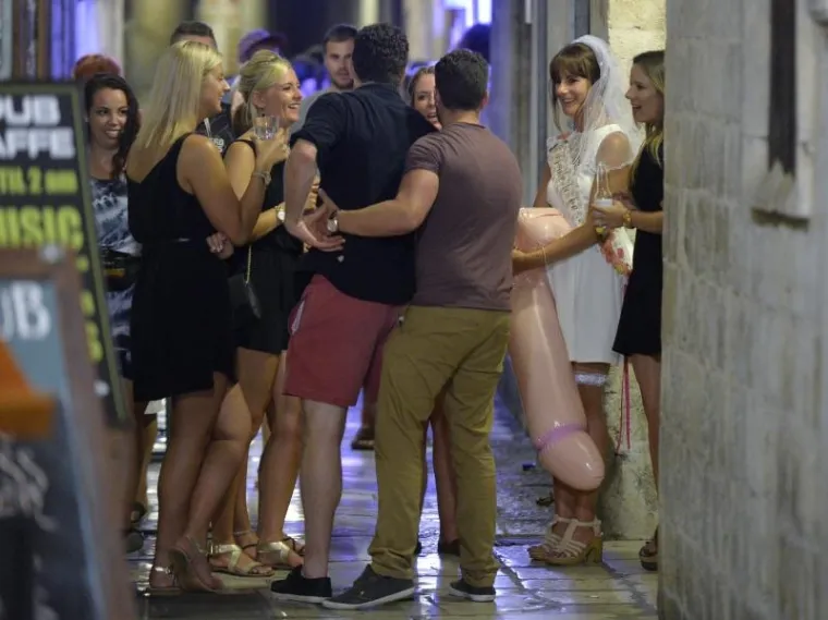 Mladenka pro&scaron;etala Dubrovnikom s ogromnim, gumenim penisom
