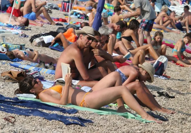 NE IDITE NA JADRAN, NEMA VI&Scaron;E MJESTA: Pogledajte kako su krcate plaže