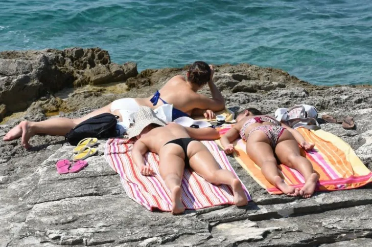 NE IDITE NA JADRAN, NEMA VI&Scaron;E MJESTA: Pogledajte kako su krcate plaže