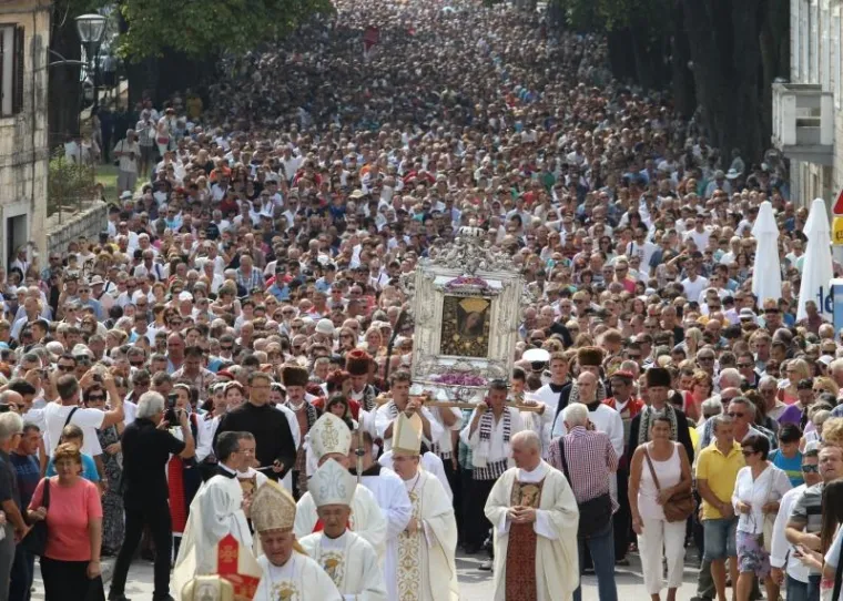 Proslava 300. godine sveti&scaron;ta Čudotvorne Gospe Sinjske počela je procesijom sinjskim ulicama nakon čega je održano svečano euharistijsko slavlje.