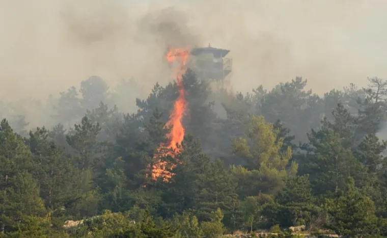 Četiri kanadera i air tractora gase veliki šumski požar blizu trafostanice u u Trbounju kod Drniša. Udar groma uzrokovao je požar oko 14:45 sati i zahvatio je oko 40 hektara površine. Županijska cesta na dionici Drniš - Trbounje zatvorena je. Isključeni su pojedini dalekovodi zbog neometanog rada kanadera.
