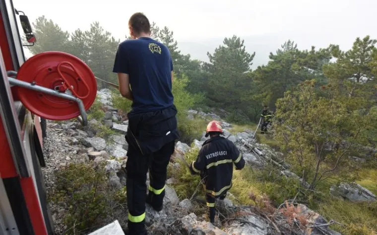 VATRA KRAJ DRNIŠA: Udar groma uzrokovao veliki požar