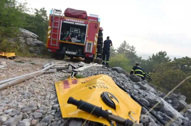 VATRA KRAJ DRNIŠA: Udar groma uzrokovao veliki požar